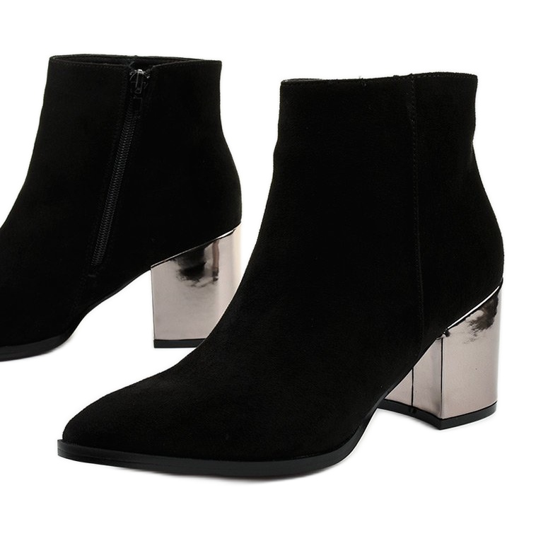 BM Mustat nilkkurit, jotka on valmistettu Astihusa-ekologisesta mokasta 1