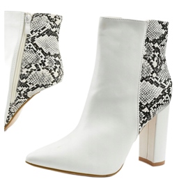 Valkoiset saappaat Shyvia -pylväässä valkoinen 1