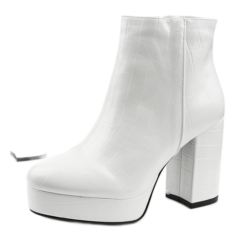 Valkoiset saappaat Usinayan postauksessa valkoinen 1