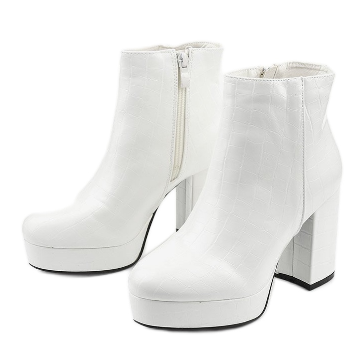 Valkoiset saappaat Usinayan postauksessa valkoinen 2