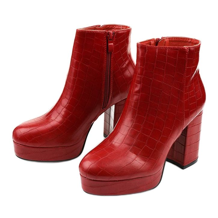 Punaiset nilkkurit Usinayan postauksessa punainen 2