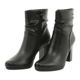 M.Daszyński Mustat saappaat Daszyński AF125-7 -pylväässä 2