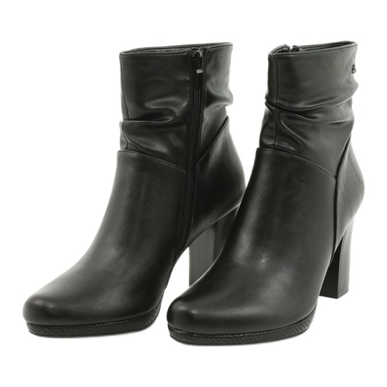 M.Daszyński Mustat saappaat Daszyński AF125-7 -pylväässä 2