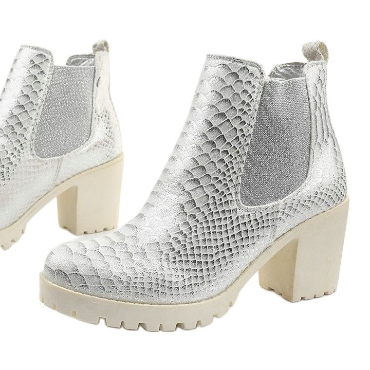 Hopeiset saappaat Amar -pylväässä hopea 1