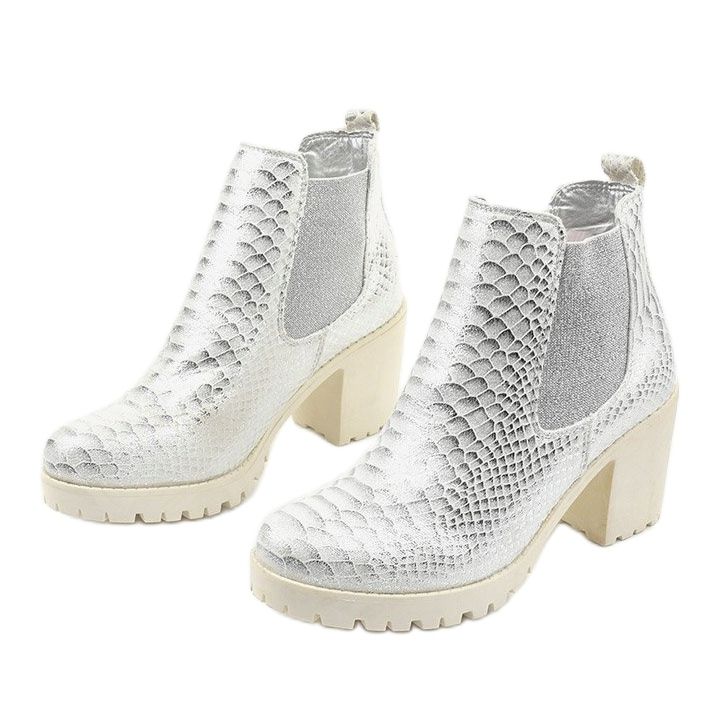 Hopeiset saappaat Amar -pylväässä hopea 2