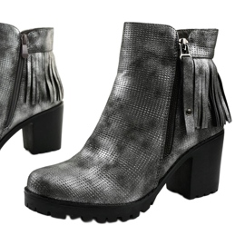 Harmaat saappaat Amar -pylväässä 1