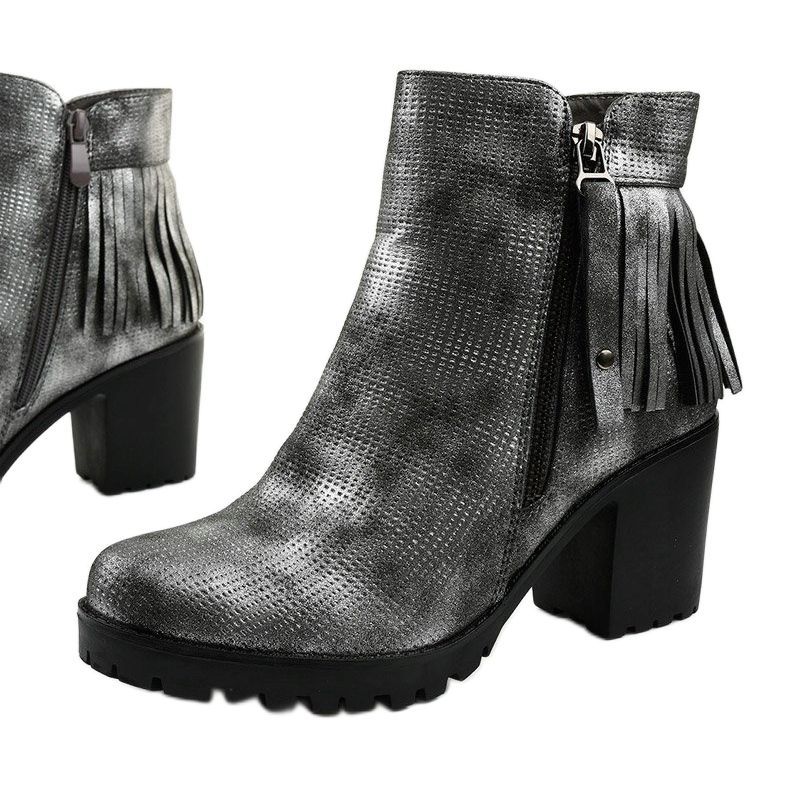 Harmaat saappaat Amar -pylväässä 1