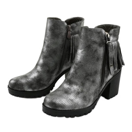 Harmaat saappaat Amar -pylväässä 2