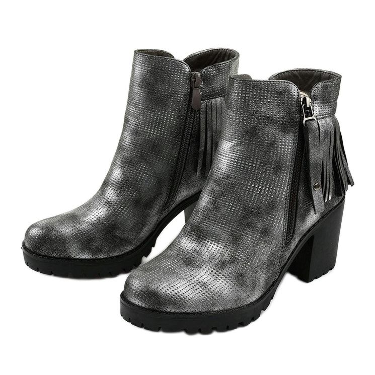 Harmaat saappaat Amar -pylväässä 2