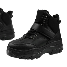 Mustat muodikkaat urheilukengät, jotka on valmistettu ekonahasta Soulsille 1