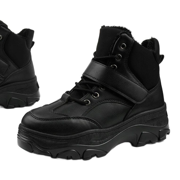 Mustat muodikkaat urheilukengät, jotka on valmistettu ekonahasta Soulsille 1