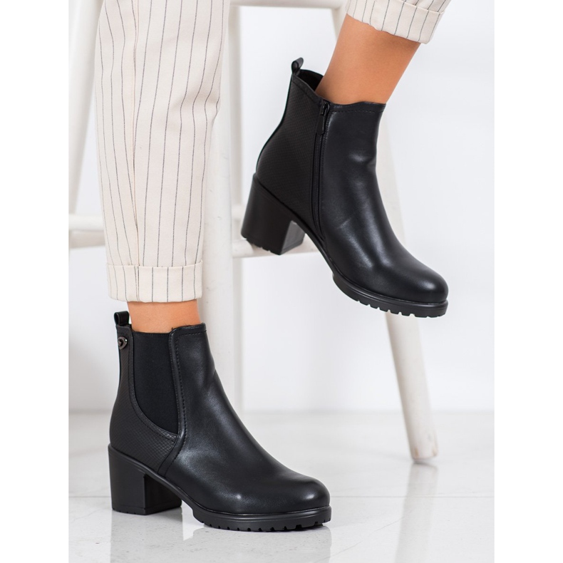 Kevyet saappaat postissa musta 1