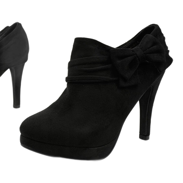 Mustat saappaat korkealla kantapäällä ja joustava Fharvix 1