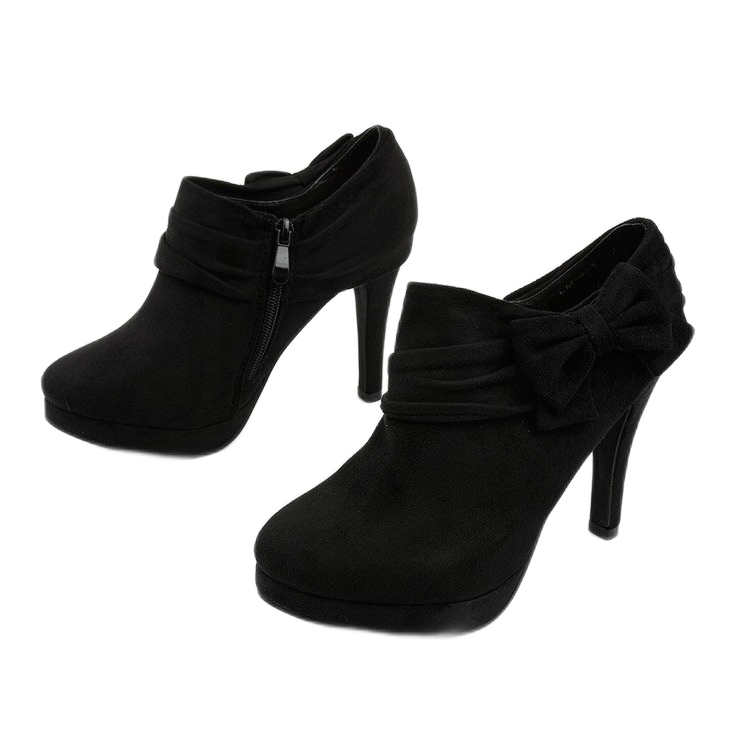 Mustat saappaat korkealla kantapäällä ja joustava Fharvix 2