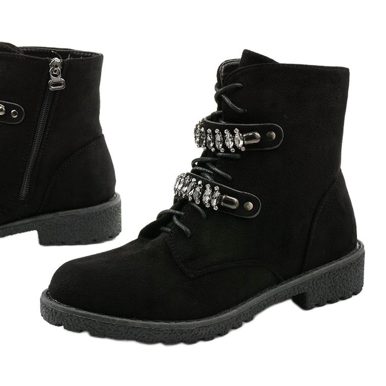 Mustat saappaat koristeellisilla Ginoraya -raidoilla 1