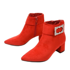 Punaiset nilkkurit pylväässä, jossa on Antipodes -vetoketju punainen 2