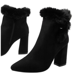 Mustat nilkkurit Helike -vetoketjulla 1