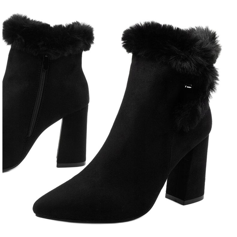 Mustat nilkkurit Helike -vetoketjulla 1