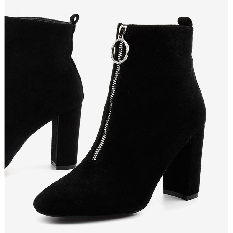 Pylvään mustat saappaat, jotka on valmistettu ekologisesta mokkanahasta Ginrolyss 1