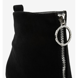 Pylvään mustat saappaat, jotka on valmistettu ekologisesta mokkanahasta Ginrolyss 2