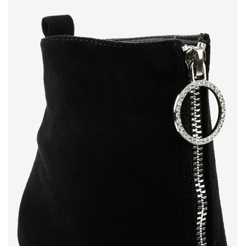 Pylvään mustat saappaat, jotka on valmistettu ekologisesta mokkanahasta Ginrolyss 2