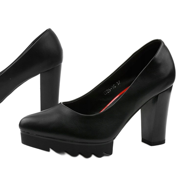 Mustat pumput Silverbee -pylväässä 1