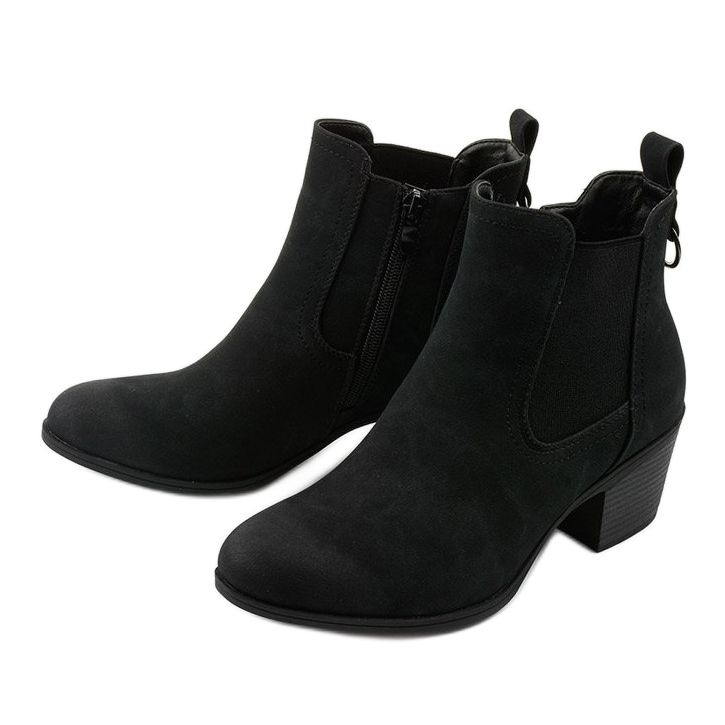 Mustat mokkanahkaiset nilkkurit Tarrenscribe -postissa 2