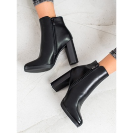 Ideal Shoes Klassiset korkokengät musta 2