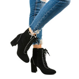 Mustat nilkkurit Corstorphine-ekologista mokkaa 1