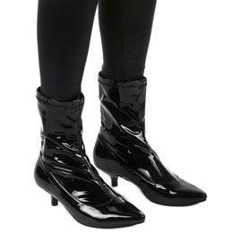 Mustat lakatut korkokengät, joissa Ragemour -sukka 1