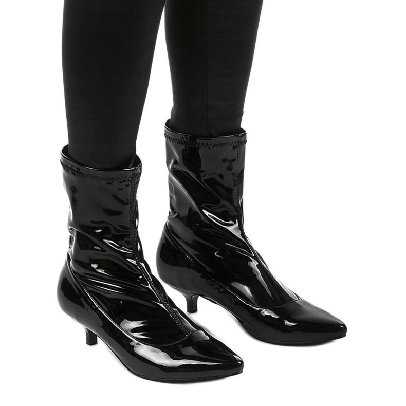 Mustat lakatut korkokengät, joissa Ragemour -sukka 1