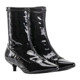 Mustat lakatut korkokengät, joissa Ragemour -sukka 2