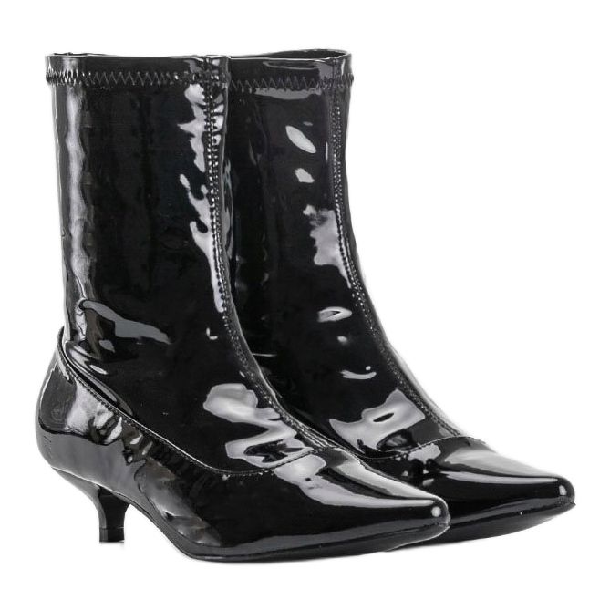 Mustat lakatut korkokengät, joissa Ragemour -sukka 2