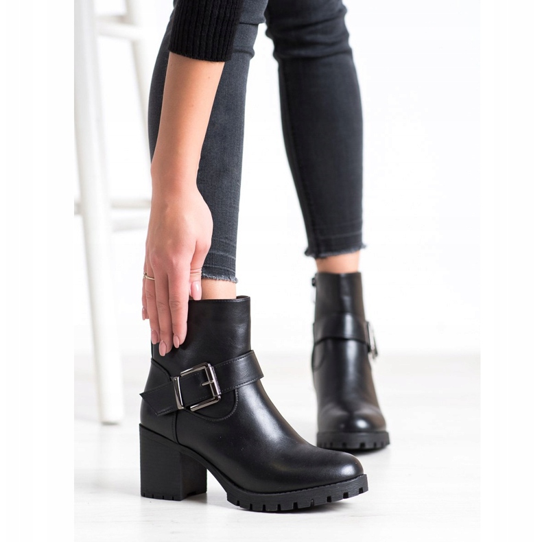 SDS Tyylikkäitä työntekijöitä baarissa musta 2