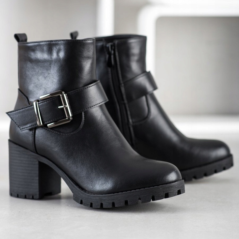 SDS Tyylikkäitä työntekijöitä baarissa musta 1