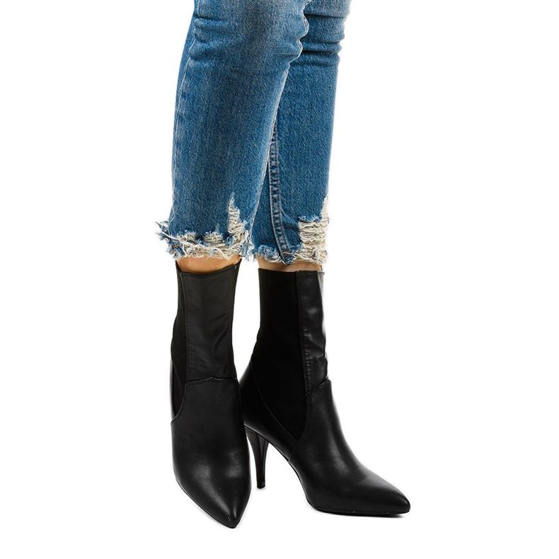 Mustat korkokengät ja Daywillow -sukka 1