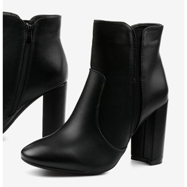 Mustat ekonahkasaappaat Wondermist-postauksessa 1