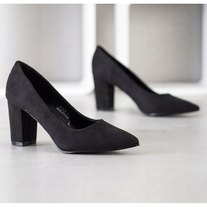 Renda Mustat pumput pylväässä 1