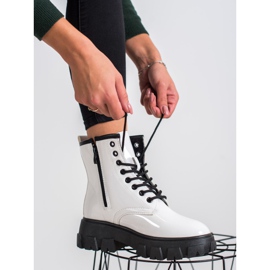 SHELOVET Lakatut ansat alustalla valkoinen 1