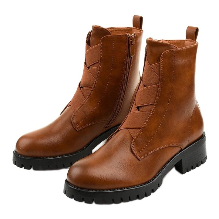 Ruskeat saappaat eristetyn Chanhett -pylvään päällä 2