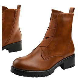 Ruskeat saappaat eristetyn Chanhett -pylvään päällä 1