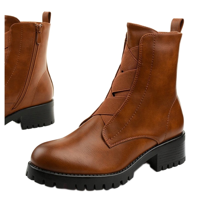 Ruskeat saappaat eristetyn Chanhett -pylvään päällä 1