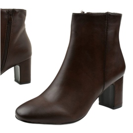 Ruskeat ekonahkaiset nilkkurit Nilandaleyn pylväässä 1