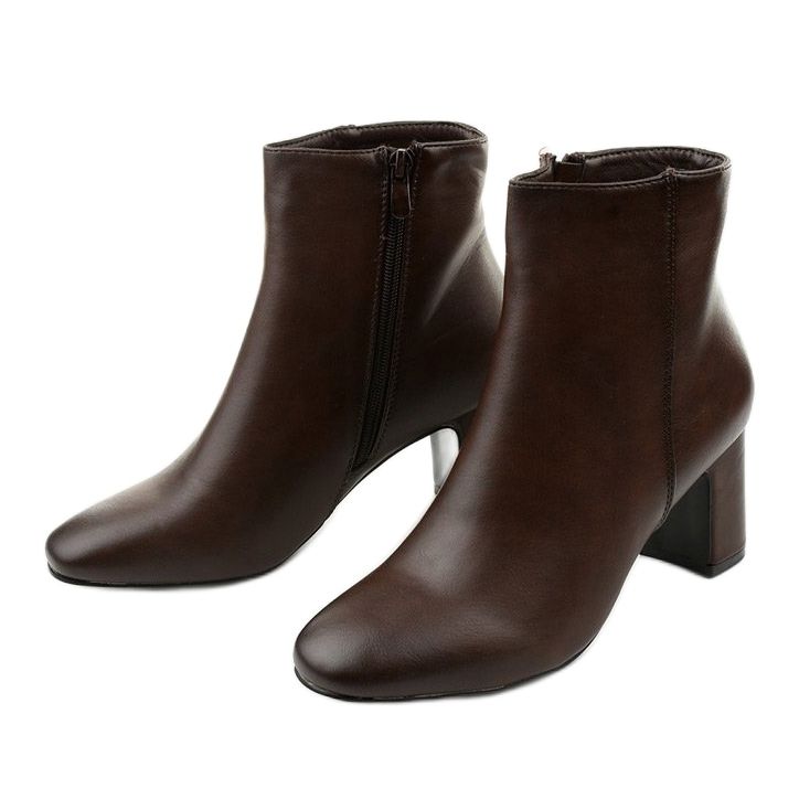 Ruskeat ekonahkaiset nilkkurit Nilandaleyn pylväässä 2