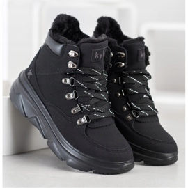 Kylie Kevyet ansastajat lavalla musta 1