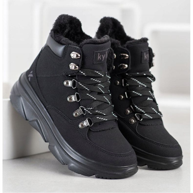 Kylie Kevyet ansastajat lavalla musta 1