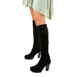 Mustat saappaat, jotka on valmistettu Funnyfreeze -mokkanahasta 1