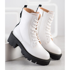 Seastar Valkoiset ansastajat lavalla valkoinen musta 2