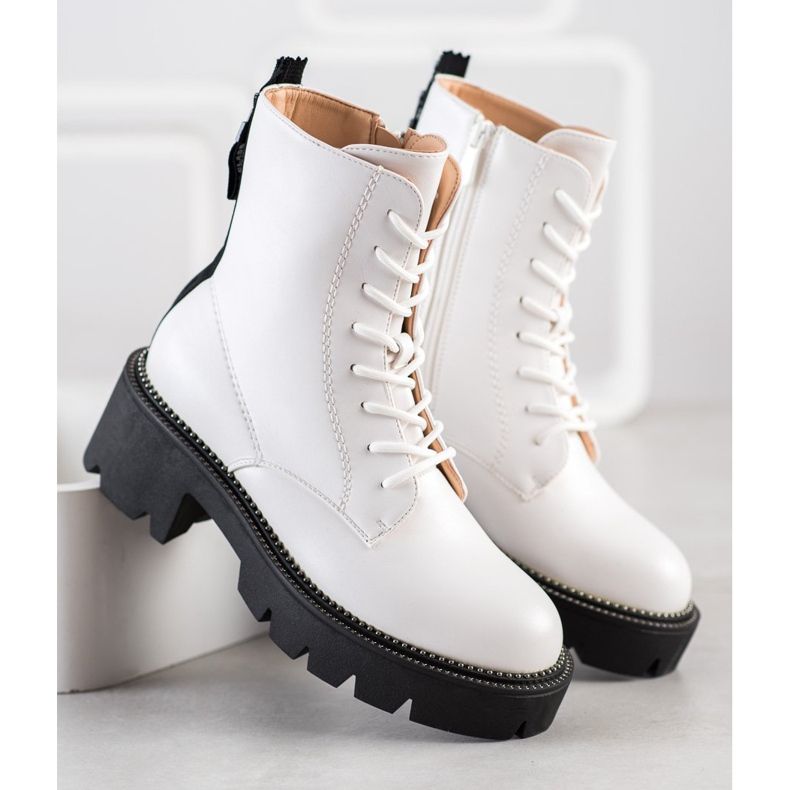 Seastar Valkoiset ansastajat lavalla valkoinen musta 2