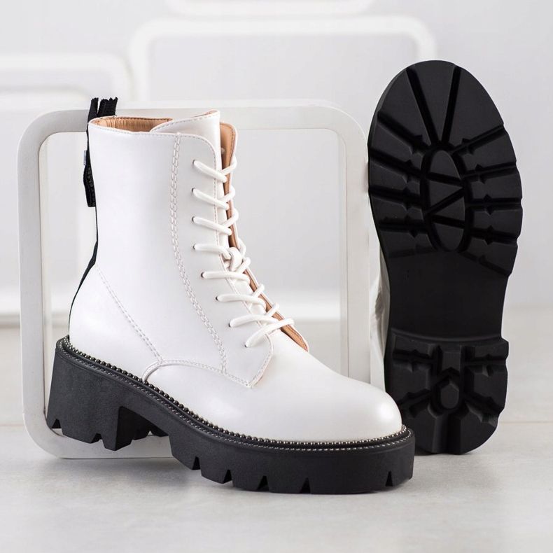 Seastar Valkoiset ansastajat lavalla valkoinen musta 1